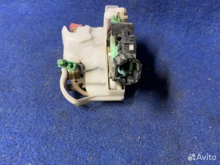 Замок боковой двери задний левый Nissan Expert