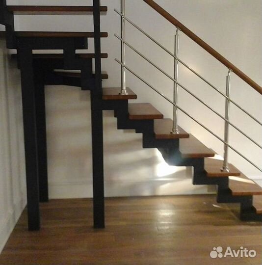 Металлический Каркас Лестницы на Ломанном Косоуре