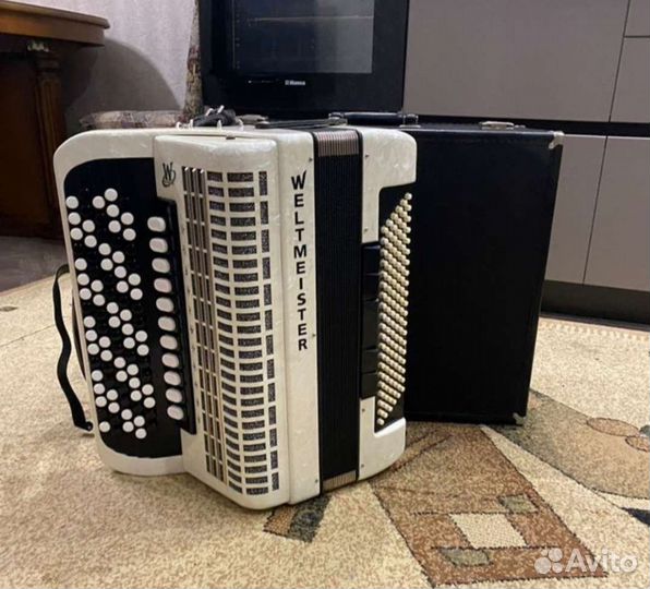 Баян Weltmeister Romance 874