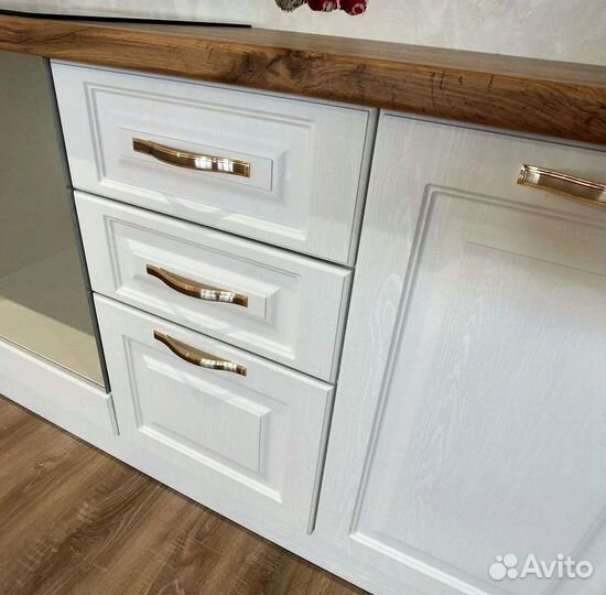 Кухонный гарнитур с пеналом и полками