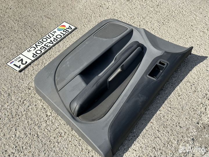 Обшивка двери передняя правая Ford Focus 2