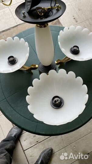 Люстра трехрожковая с плафонами