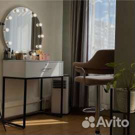 Круглое зеркало с лампами