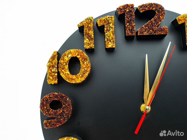 Часы из янтаря настенные