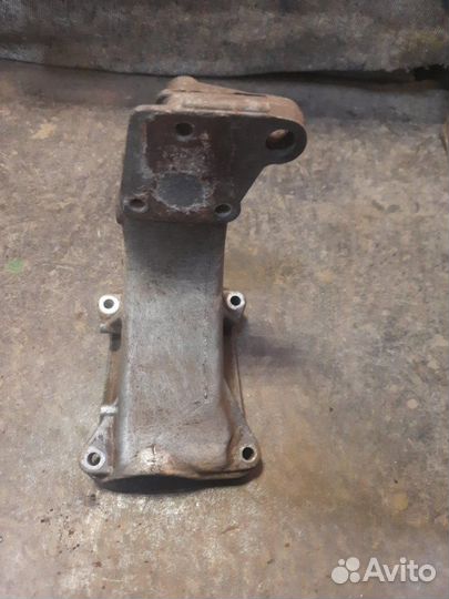 Кронштейн опоры двигателя правый Volkswagen Passat