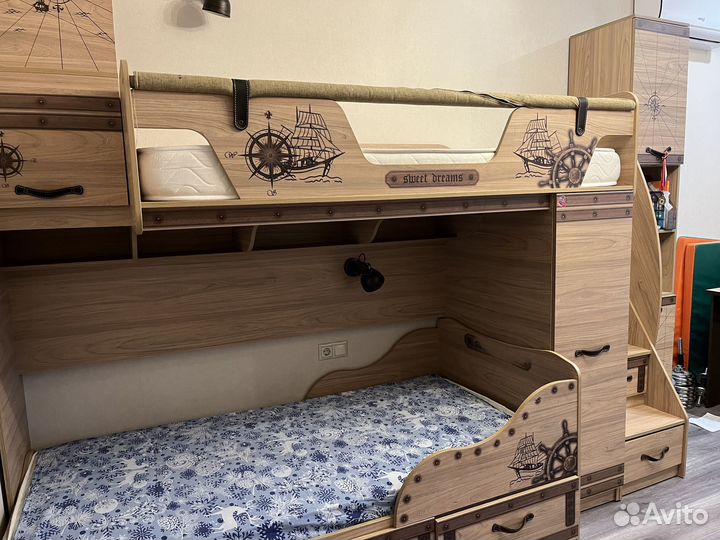 Продается двухярусная кровать со стелажом Корсар