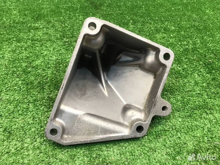 Кронштейн двигателя правый Mercedes-Benz E-350