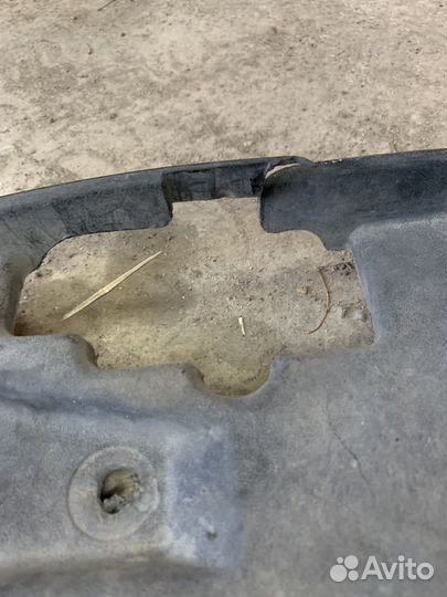 Пластиковая панель на camry 40