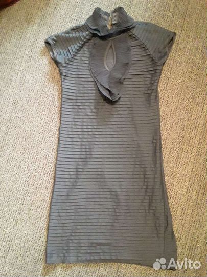 Платье серое оригинальный воротник