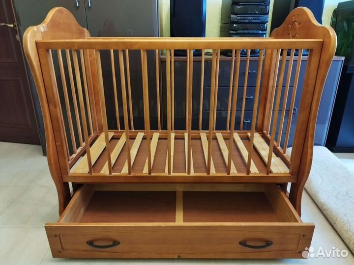 Детская кроватка с маятником и ящиком
