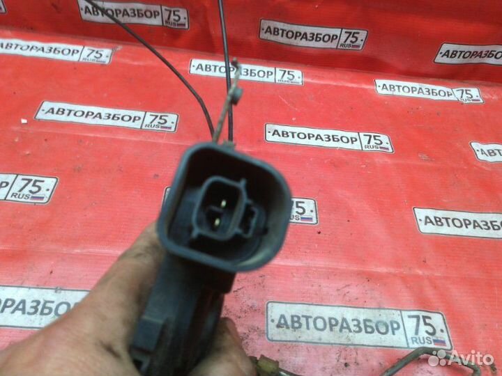 Замок двери передний левый Toyota Corolla NZE121