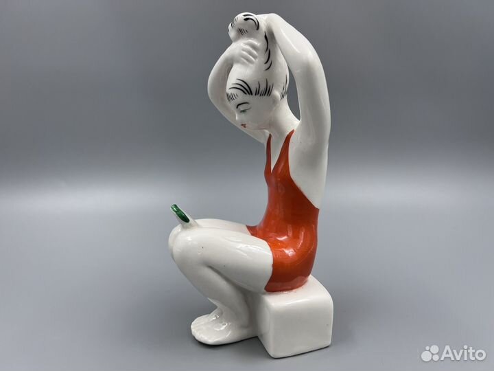 Фарфоровая статуэтка Девушка с зеркалом лзфи