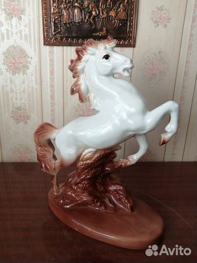 Фарфоровая статуэтка, Конь
