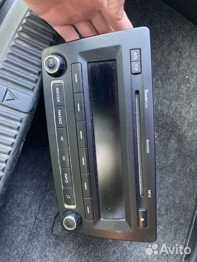 Авто магнитола delphi skoda штатная 1z0035161m