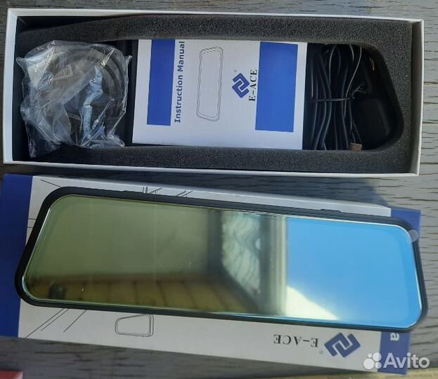 Автомобильный видеорегистратор в зеркале заднего в