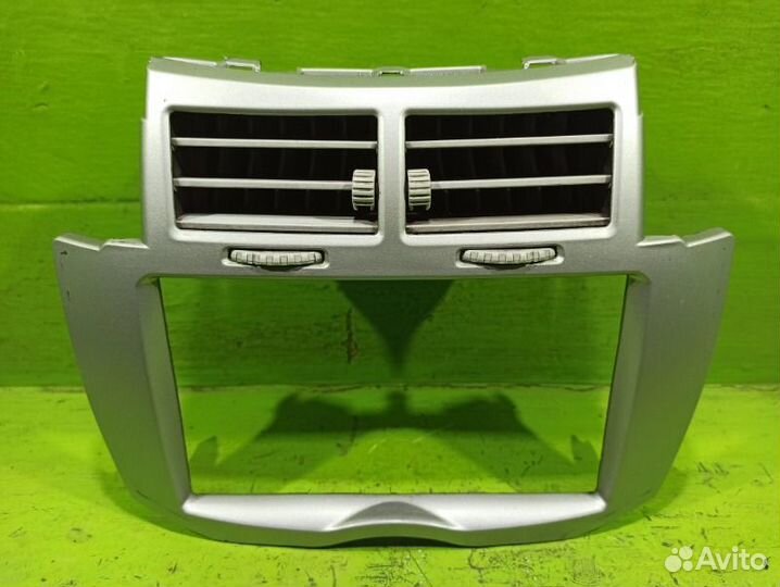 Рамка магнитолы Toyota Yaris XP90 1KR 2008