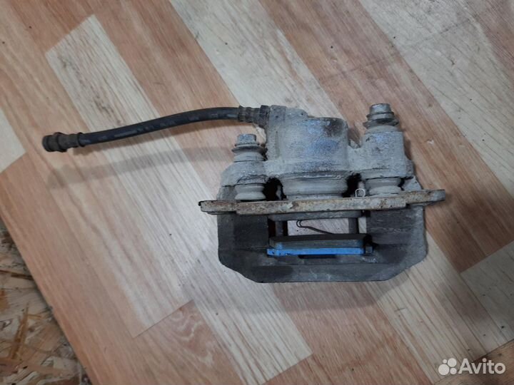 Суппорт задний L mitsubishi Pajero Sport 3