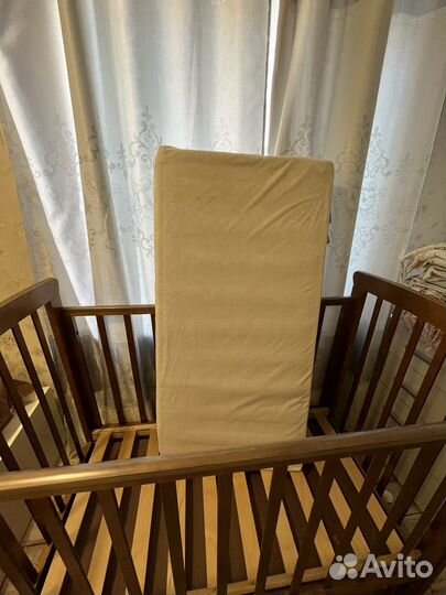 Детская кроватка с маятником и ящиком