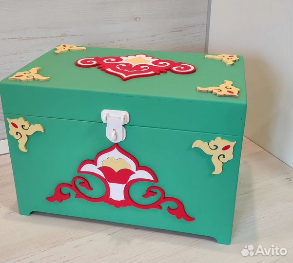 Деревянная шкатулка