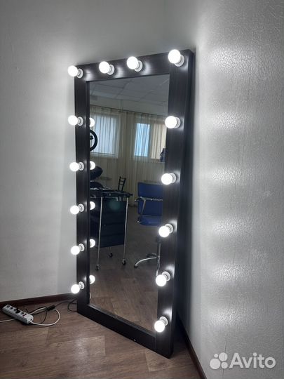 Гримерное зеркало с лампочками