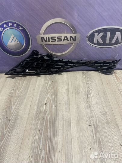 Решетка радиатора Nissan juke F15 Прав