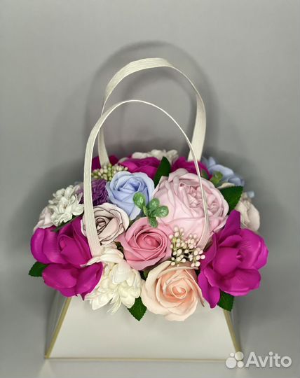 Букеты на 8 марта, подарок, сумочки
