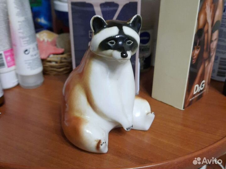 Фарфоровая статуэтка енот лфз