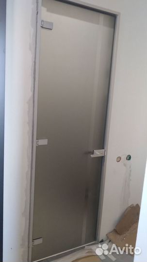 Стеклянная дверь на заказ