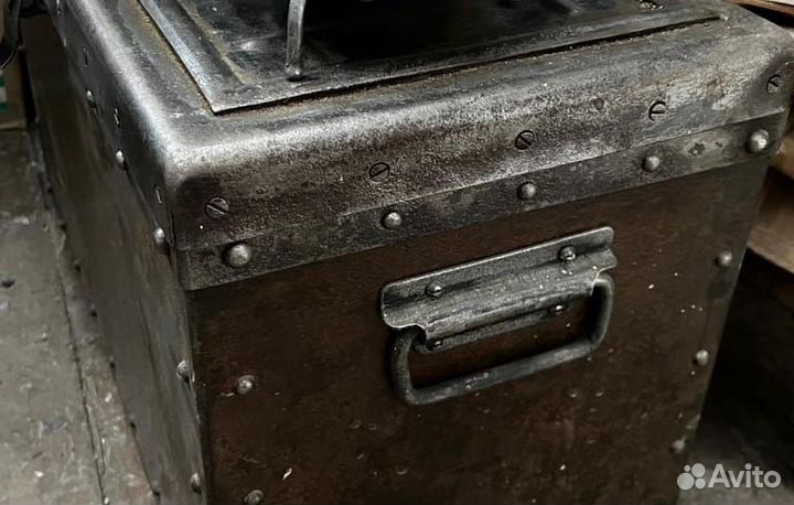 Сундук старинный металлический