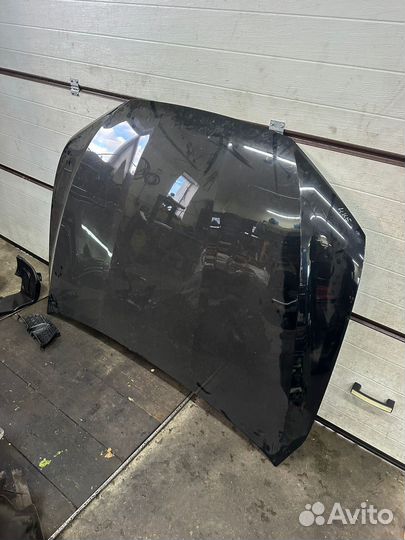 Капот на Audi e-tron 2021