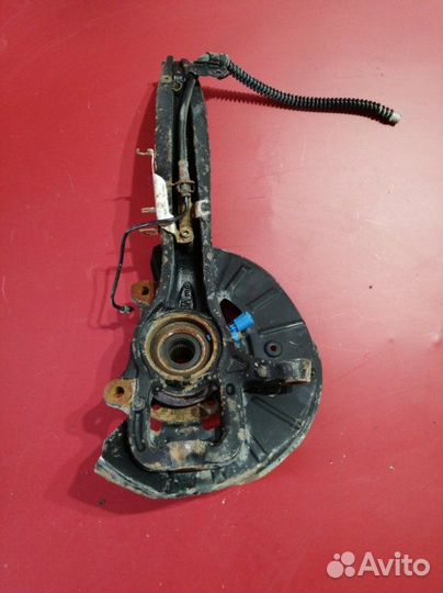 Поворотный кулак (со ступицей в сборе) передний