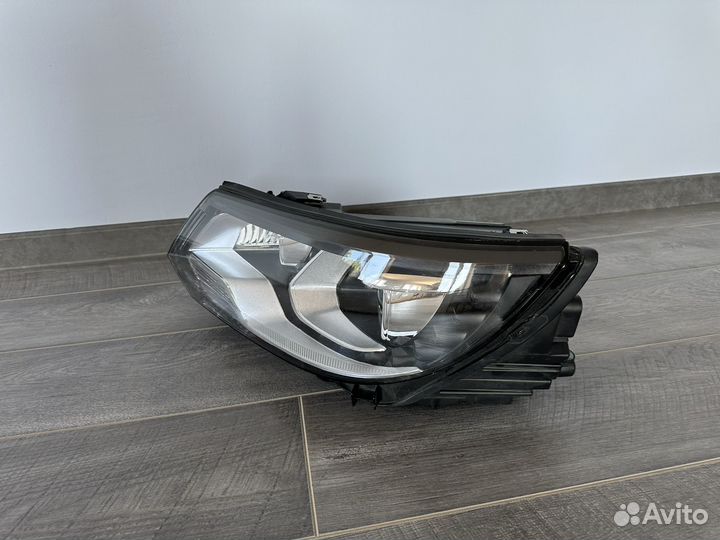 Фара галогенная Volkswagen Tiguan 2012 рестайлинг