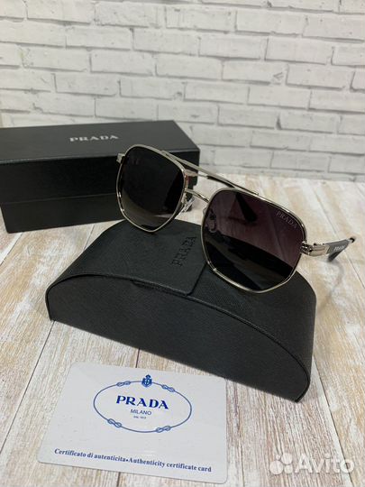 Солнцезащитные очки Prada