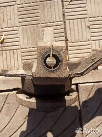 Правый поворотный кулак Renault logan 1