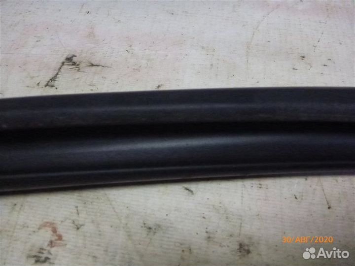 Уплотнительная резинка стекла передняя правая