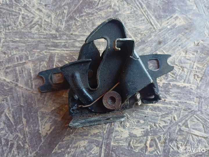 Замок капота с Volkswagen Golf 3