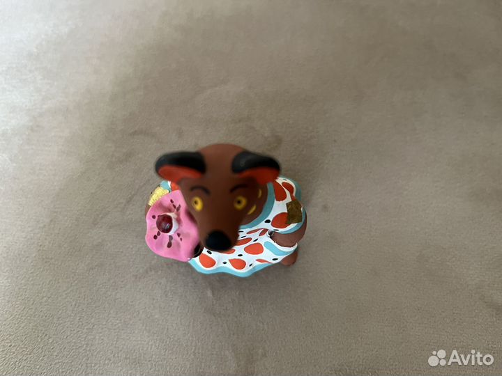 Дымковская глиняная игрушка «Медведица с цветком»