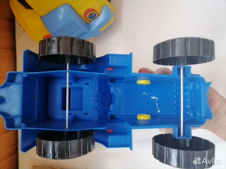 Трактор и большая машина