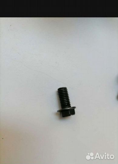 Болт левая резьба