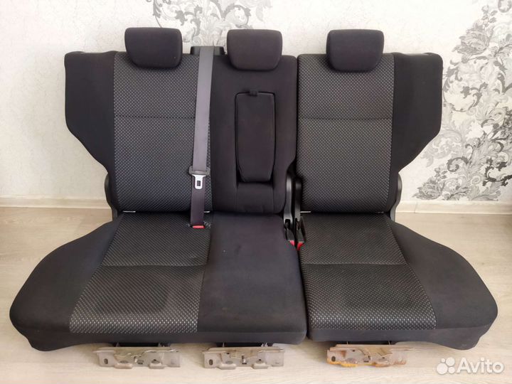 Сиденья второго ряда