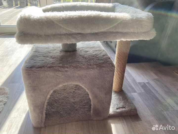 Домик лежанка для кошки с когтеточкой