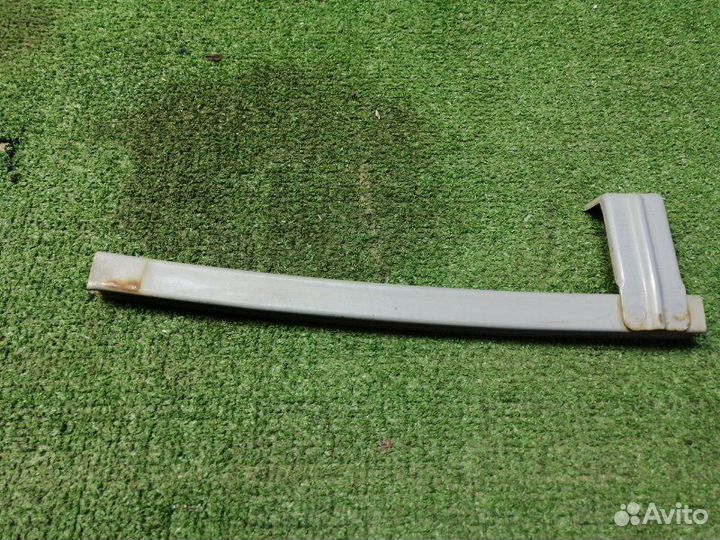 Направляющая стекла передняя левая Subaru Impreza