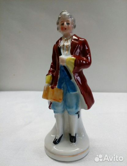 Фарфоровая статуэтка