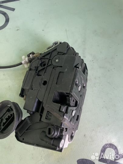 Замок задней левой двери golf 6