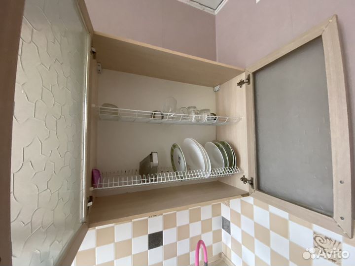 Кухня с плитой, духовкой, раковиной и вытяжкой