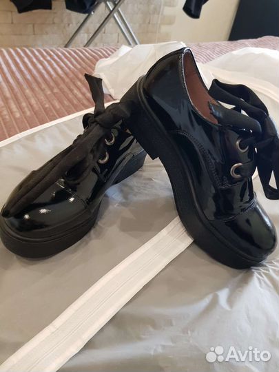 Женские лаковые ботинки