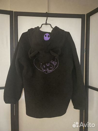 Толстовка с ушками и надписью kuromi