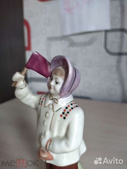 Фарфоровая статуэтка Девочка с флажком. зхк