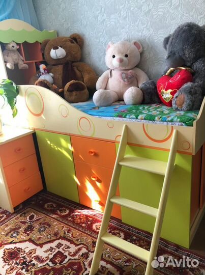 Кровать-чердак, шкаф, письменный стол