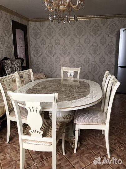 Стол и стулья